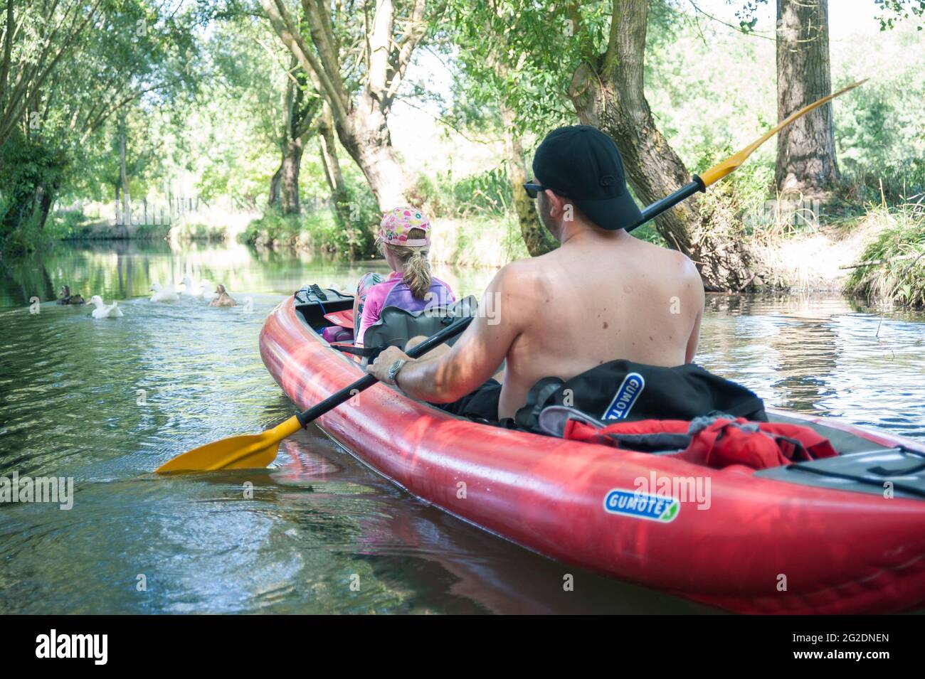 Una famiglia kayak nel Parco Naturale Regionale del Marais Poitevin su kayak gonfiabili in una vacanza estiva in Francia Foto Stock