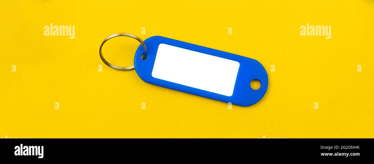 Semplice design mockup badge dipendente su desktop giallo ufficio, copia spazio foto Foto Stock