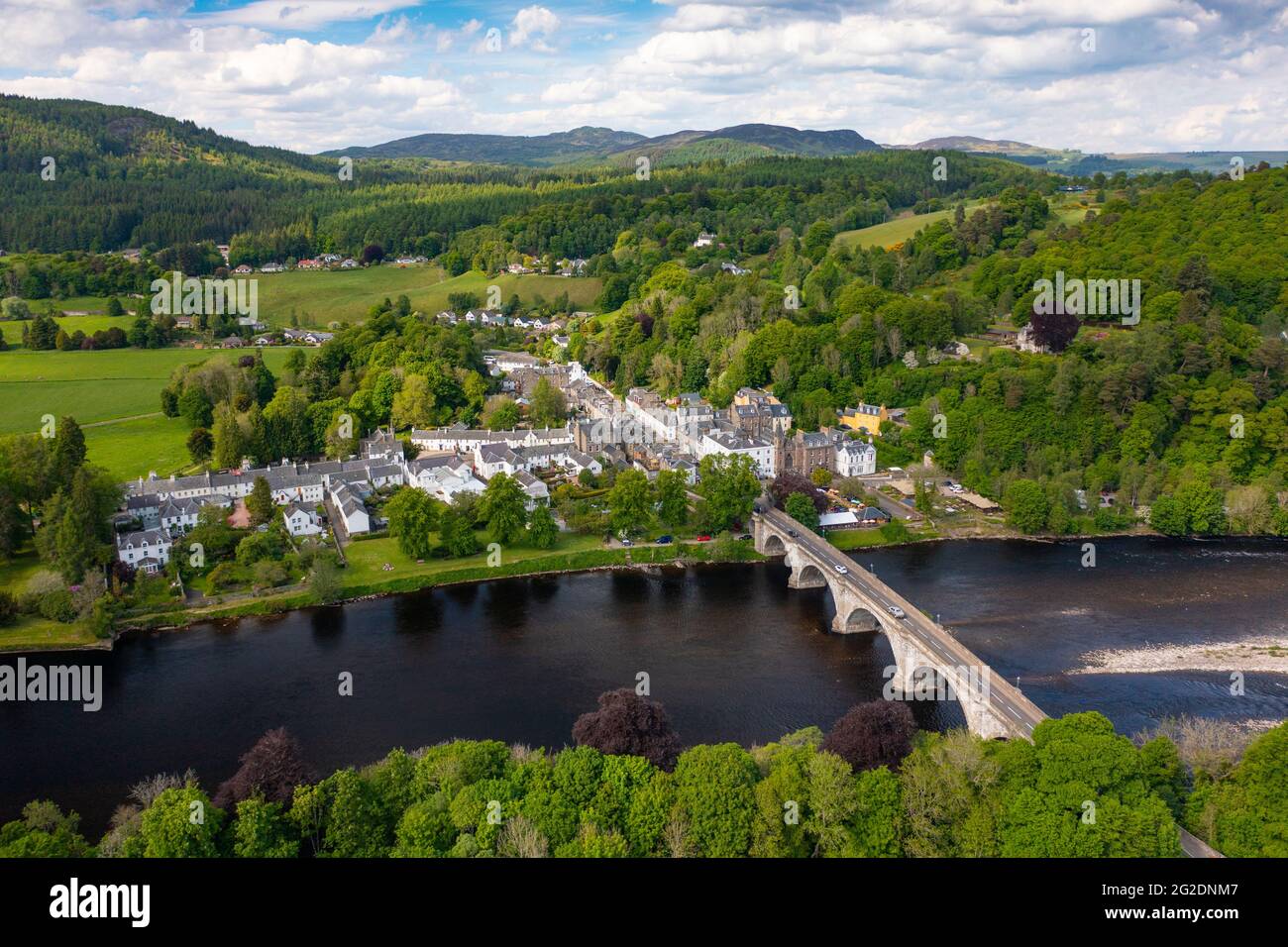 Vista aerea dal drone del villaggio di Dunkeld accanto al fiume Tay e Thomas Telford ponte ad arco in pietra nel Perthshire, Scozia, Regno Unito Foto Stock