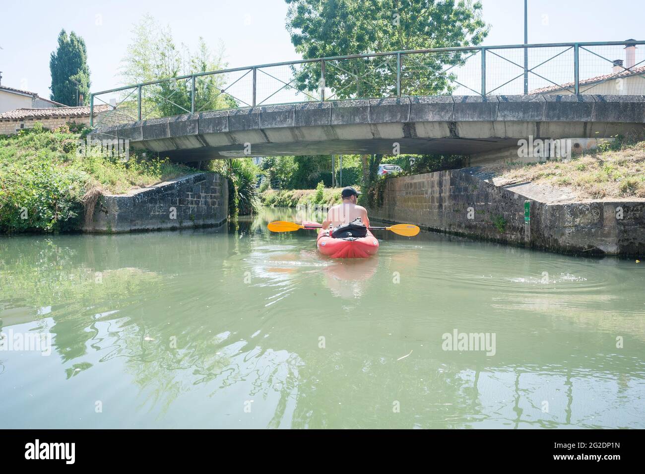 Una famiglia kayak nel Parco Naturale Regionale del Marais Poitevin su kayak gonfiabili in una vacanza estiva in Francia Foto Stock