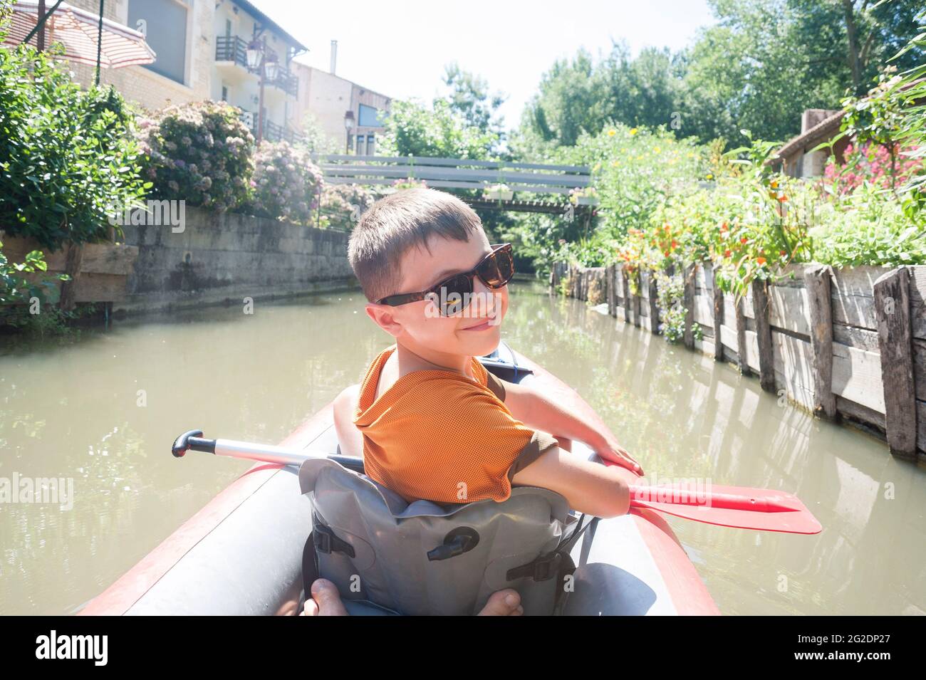 Una famiglia kayak nel Parco Naturale Regionale del Marais Poitevin su kayak gonfiabili in una vacanza estiva in Francia Foto Stock