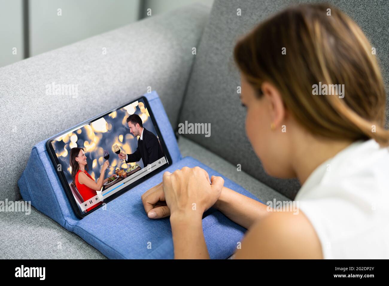 Donne che guardano SOAP Opera serie TV su tablet Foto Stock