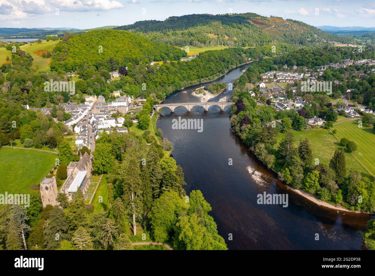 Vista aerea dal drone del villaggio di Dunkeld accanto al fiume Tay e Thomas Telford ponte ad arco in pietra nel Perthshire, Scozia, Regno Unito Foto Stock