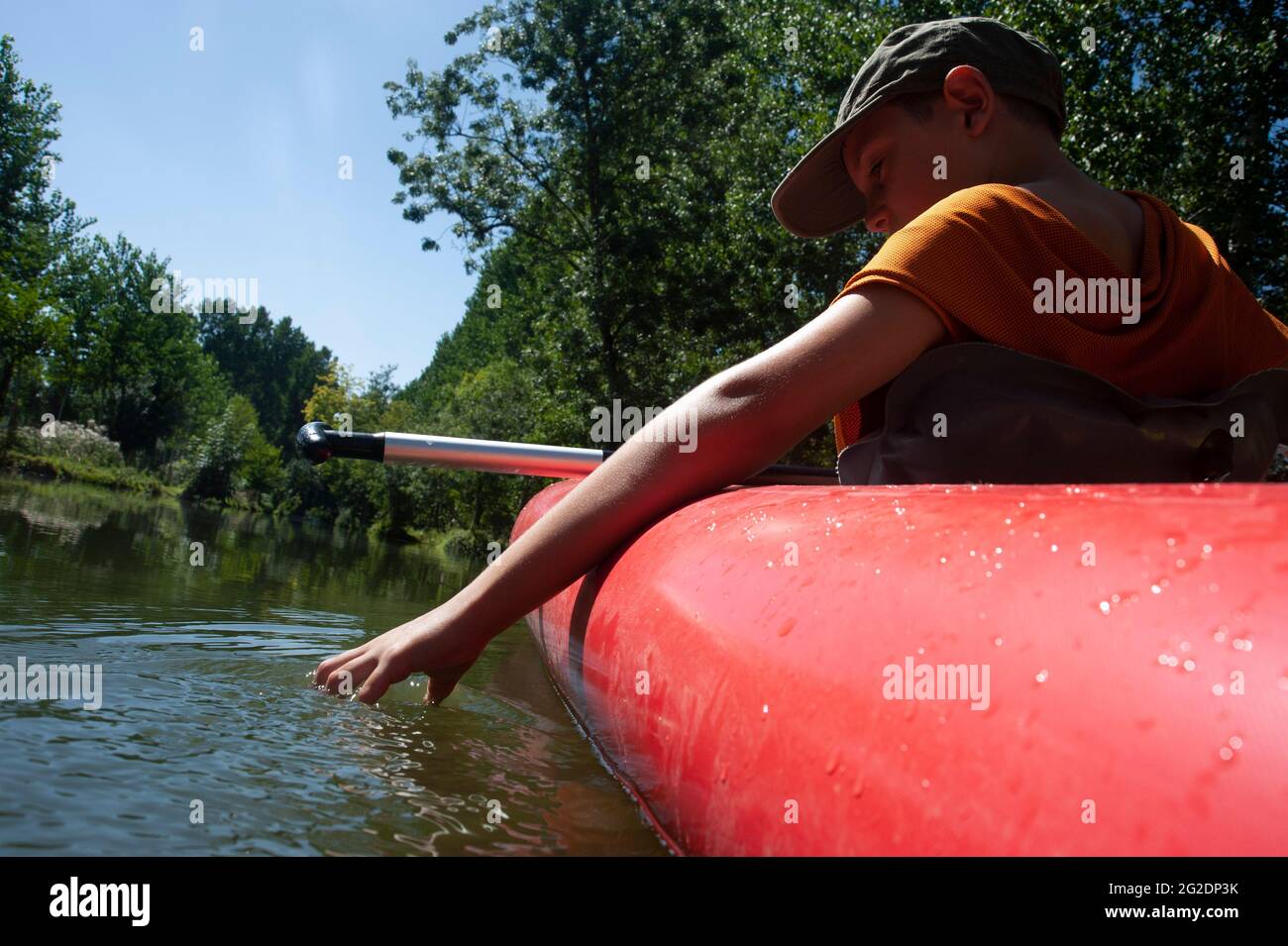 Una famiglia kayak nel Parco Naturale Regionale del Marais Poitevin su kayak gonfiabili in una vacanza estiva in Francia Foto Stock