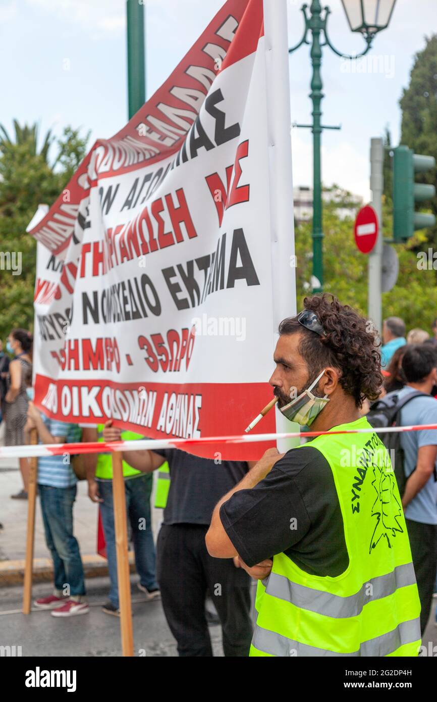 Lavoratori dell'Unione dei costruttori durante lo sciopero generale ad Atene, in Grecia, contro la nuova legge sul lavoro del governo conservatore della Nuova democrazia. Foto Stock