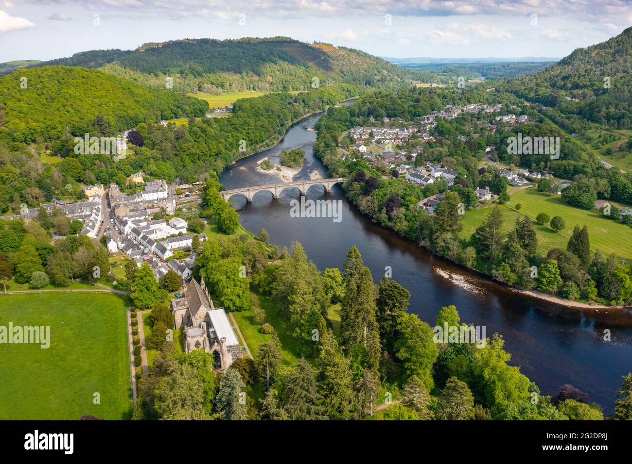 Vista aerea dal drone del villaggio di Dunkeld accanto al fiume Tay e Thomas Telford ponte ad arco in pietra nel Perthshire, Scozia, Regno Unito Foto Stock
