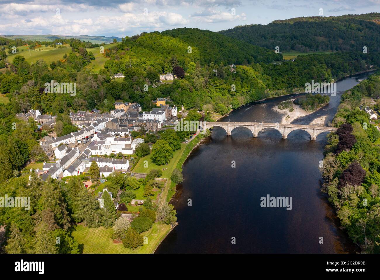 Vista aerea dal drone del villaggio di Dunkeld accanto al fiume Tay e Thomas Telford ponte ad arco in pietra nel Perthshire, Scozia, Regno Unito Foto Stock
