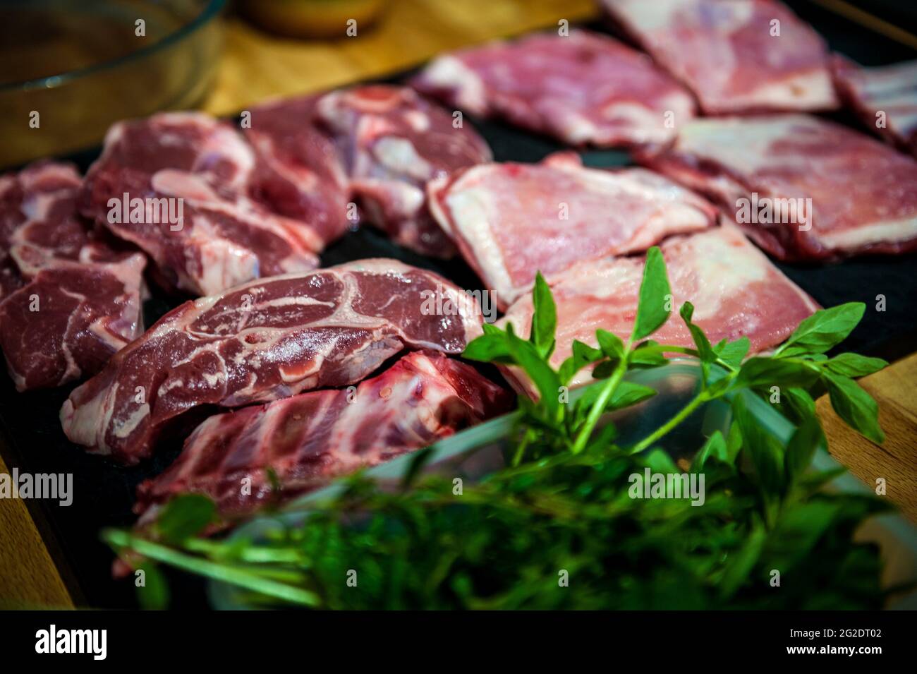 Carne di agnello cruda sulla tavola Foto Stock