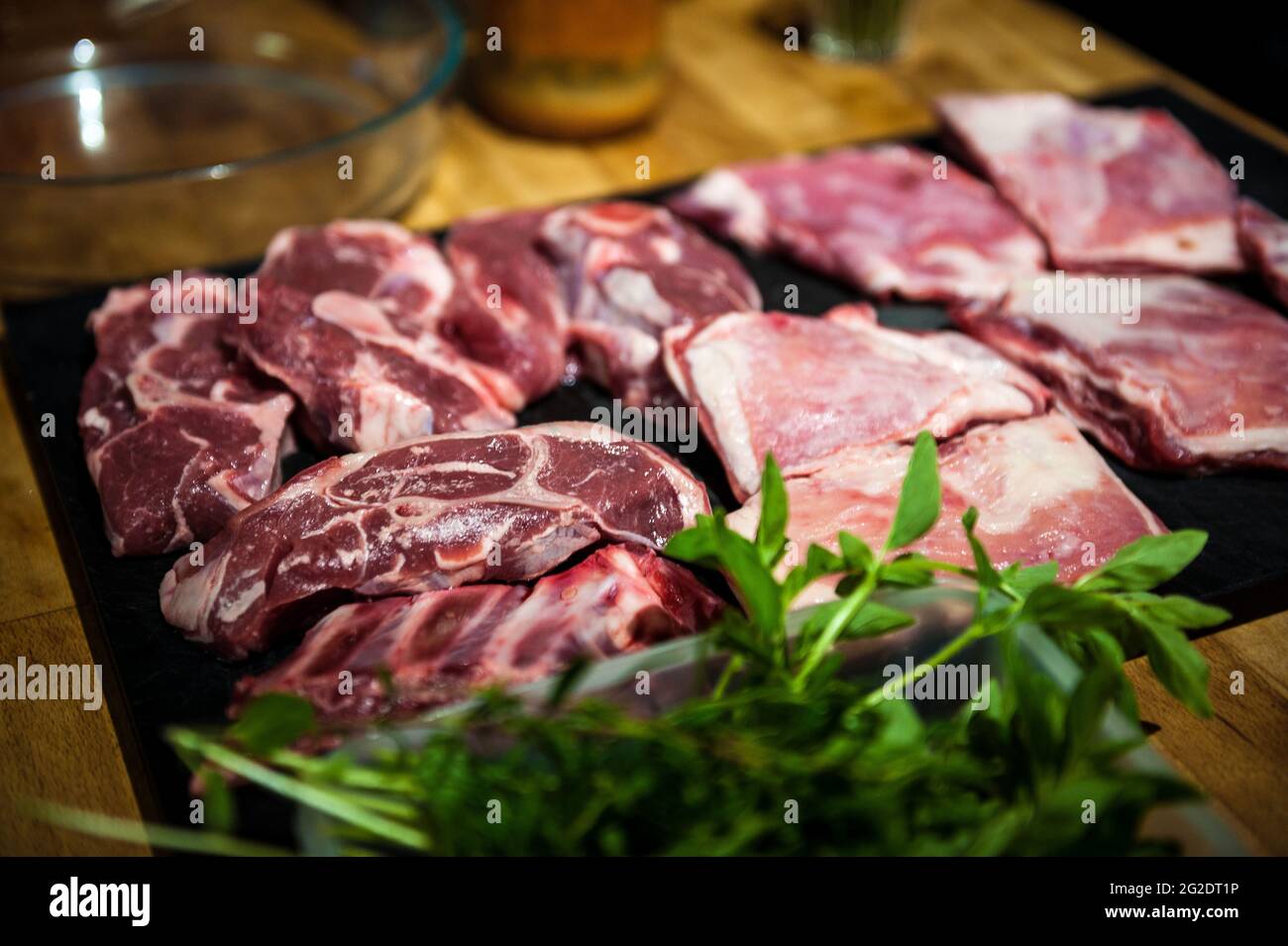 Carne di agnello cruda sulla tavola Foto Stock