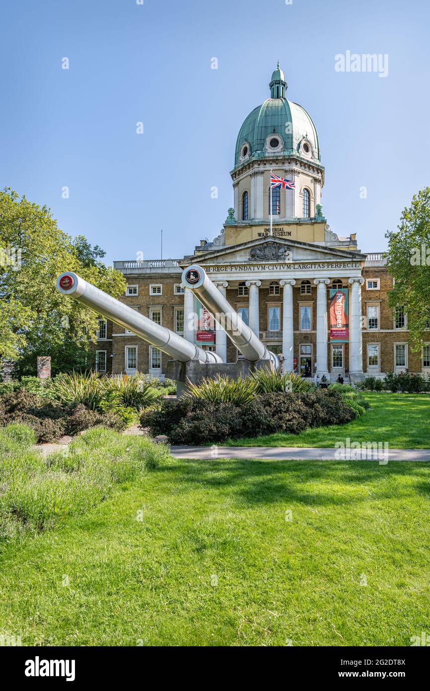 Armi d'ingresso fuori dal museo imperiale della guerra a South Kensington, Londra, Londra, Regno Unito Foto Stock