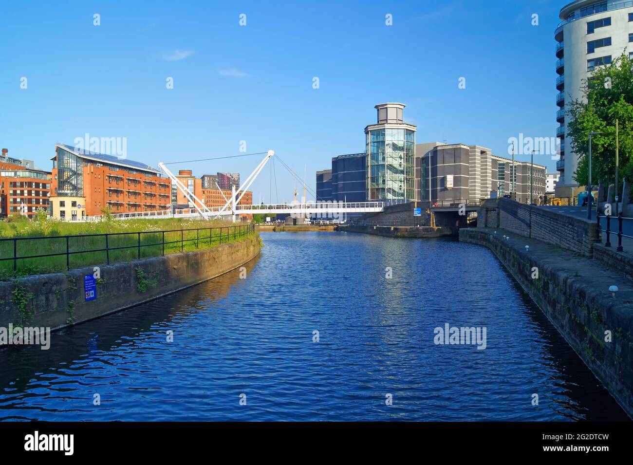 UK, West Yorkshire, Riverside Walk con Royal Armouries Museum e Knights Way Bridge in lontananza. Foto Stock