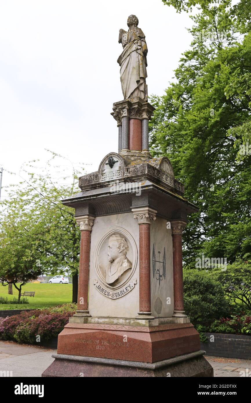 Monumento a James Starley (1831-1881), inventore della bicicletta moderna, Warwick Row, Greyfriars Green, Coventry, West Midlands, Inghilterra, Regno Unito, Europa Foto Stock