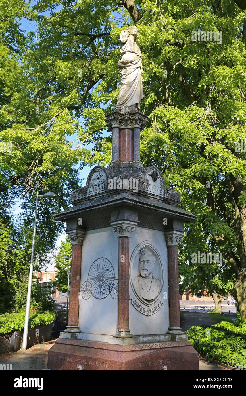 Monumento a James Starley (1831-1881), inventore della bicicletta moderna, Warwick Row, Greyfriars Green, Coventry, West Midlands, Inghilterra, Regno Unito, Europa Foto Stock