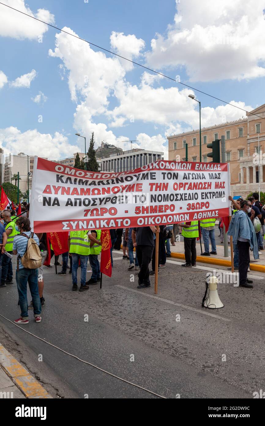 Lavoratori dell'Unione dei costruttori durante lo sciopero generale ad Atene, in Grecia, contro la nuova legge sul lavoro del governo conservatore di Nea Dimokratia. Foto Stock