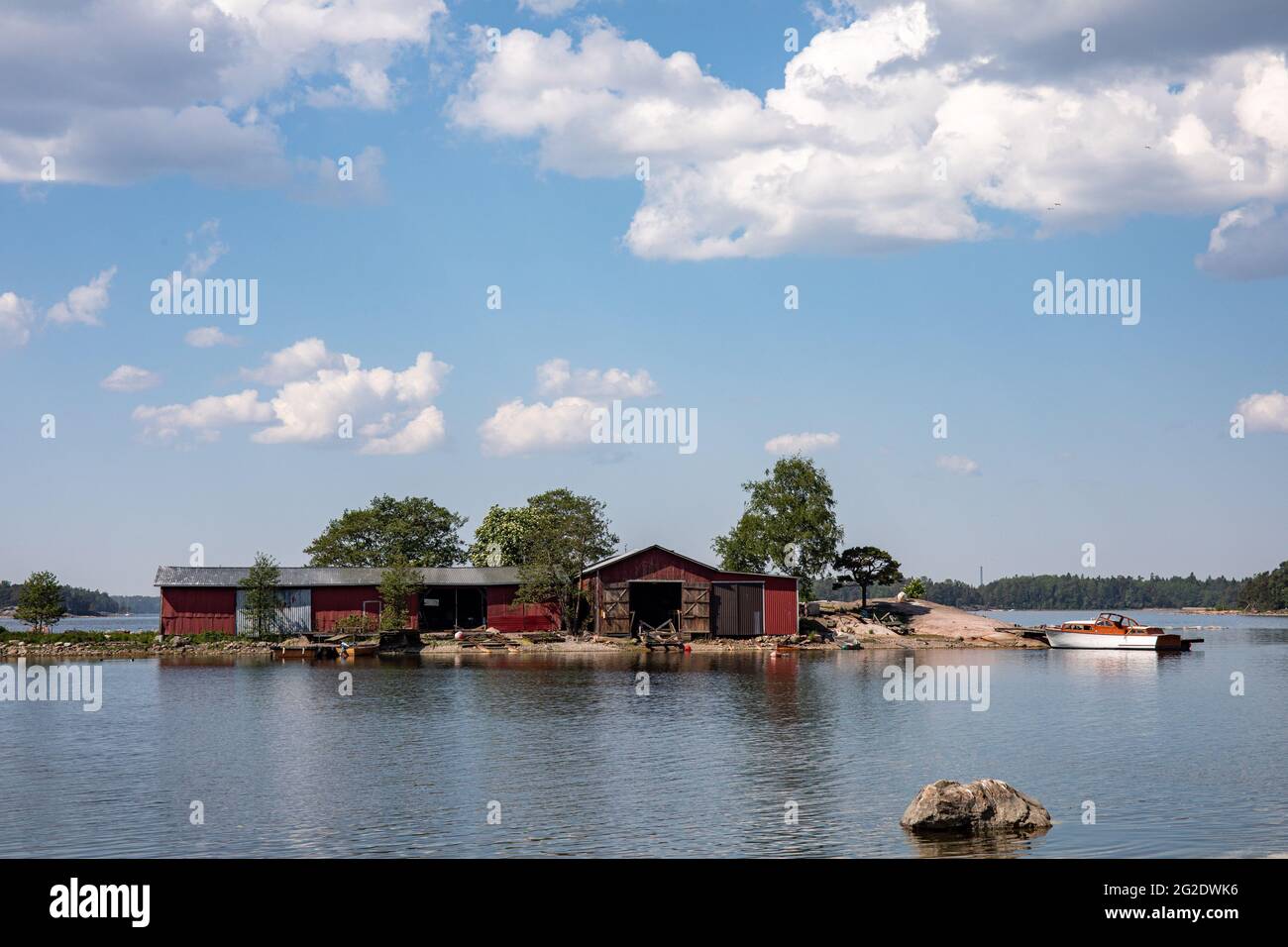 Vecchie case di legno sull'isolotto di Nahkahousut nel distretto di Lauttasaari di Helsinki, Finlandia Foto Stock