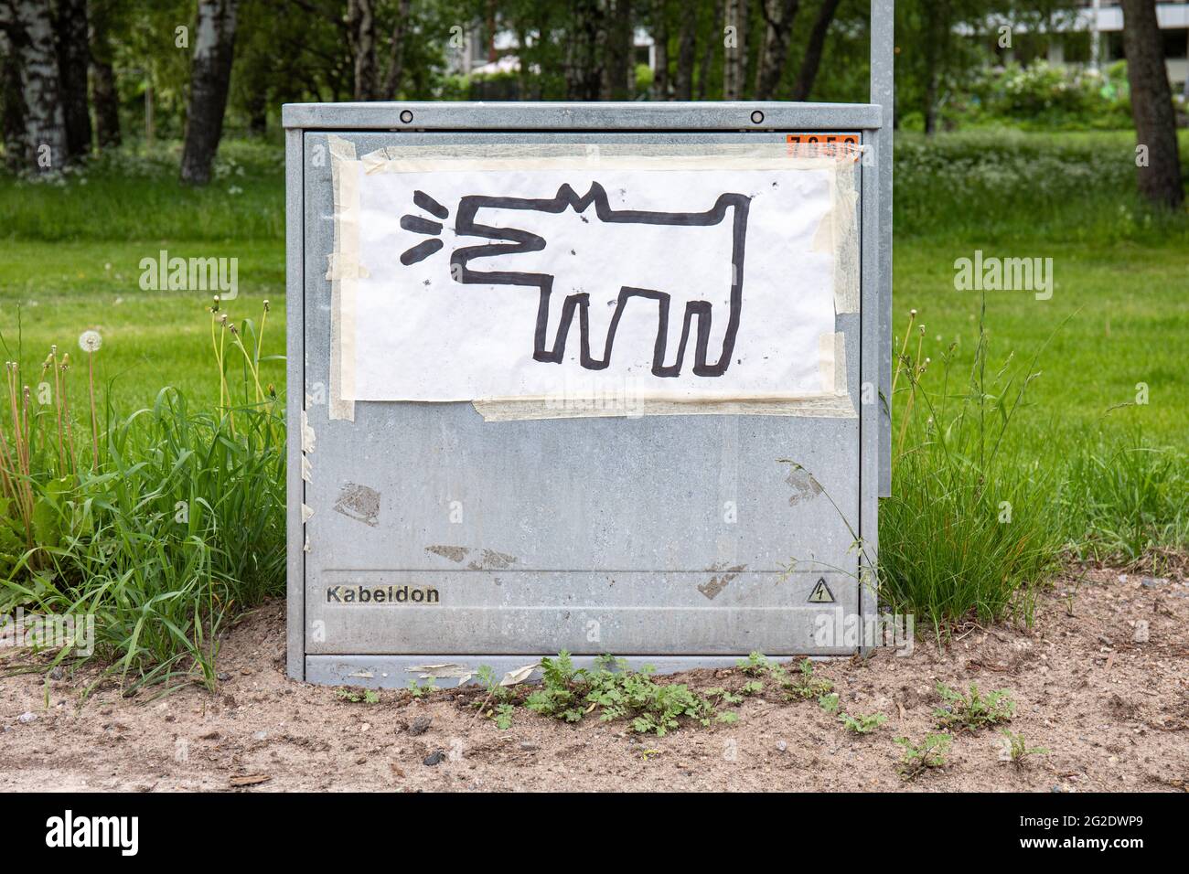 Poster del cane da abbaiare disegnato a mano su un recinto elettrico nel quartiere Etelä-Haaga di Helsinki, Finlandia Foto Stock
