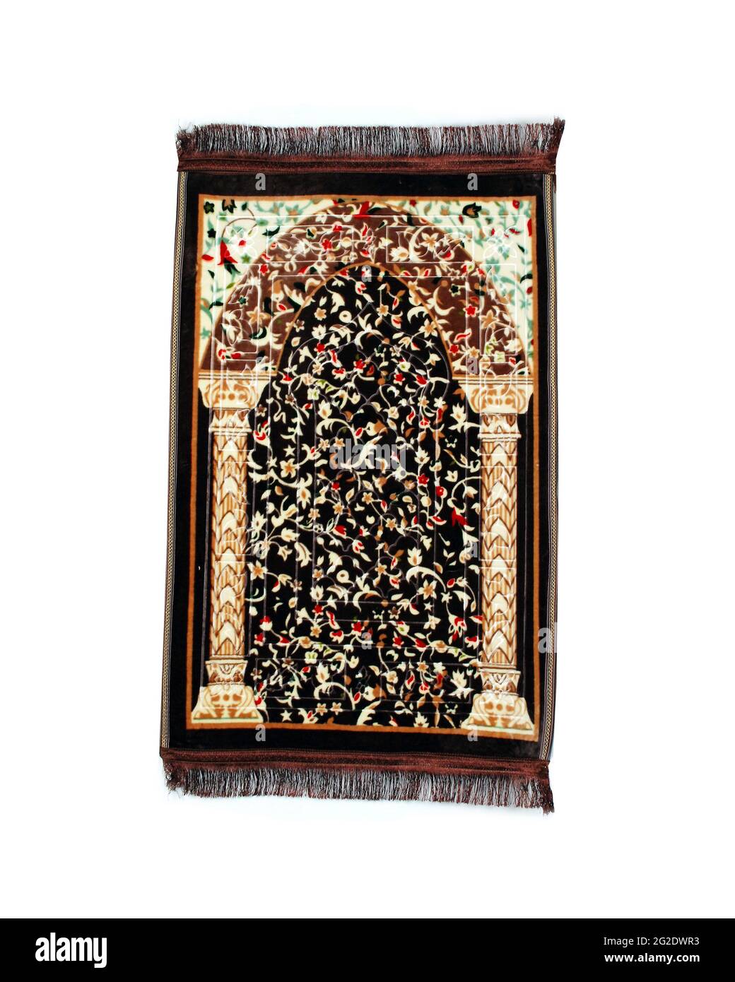 Tappeto di preghiera islamico morbido e setoso isolato su sfondo bianco, colori chiari e scuri, filo di tessuto Foto Stock