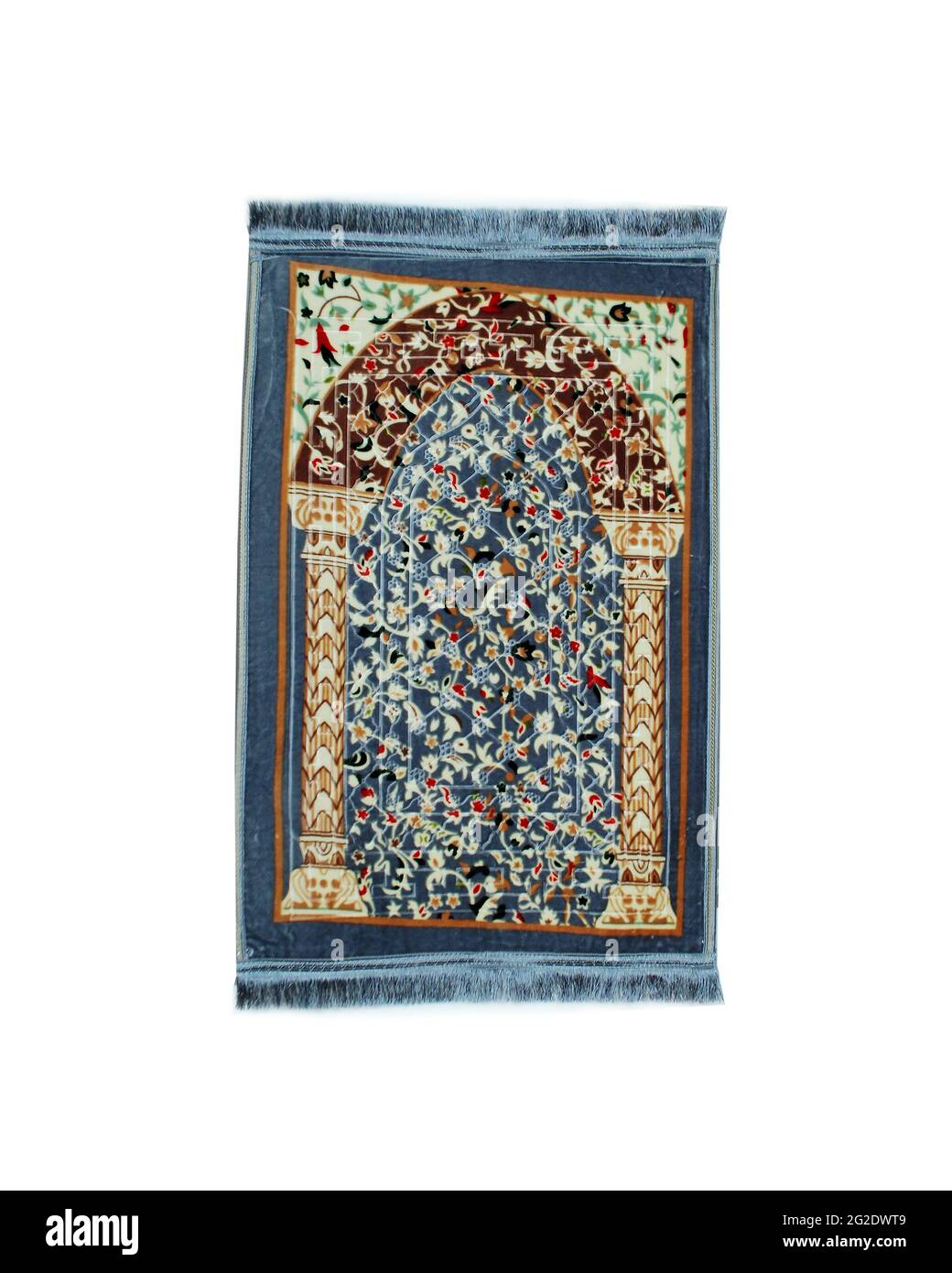 Tappeto di preghiera islamico morbido e setoso isolato su sfondo bianco, colori chiari e scuri, filo di tessuto Foto Stock