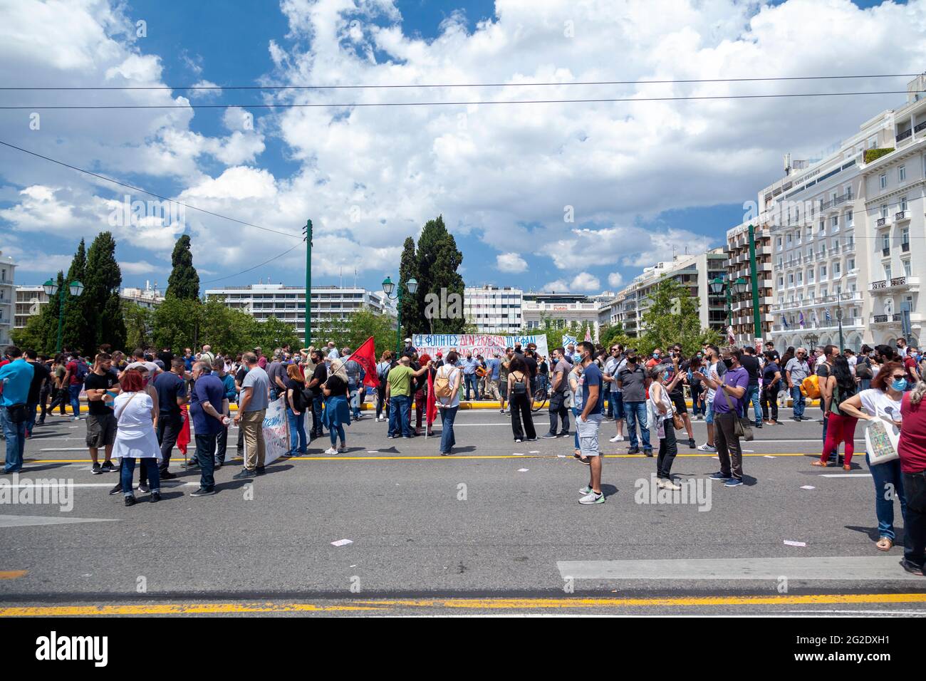Manifestanti durante lo sciopero generale ad Atene, Grecia, il 10 giugno 2021, contro la nuova legge sul lavoro del governo conservatore. Foto Stock