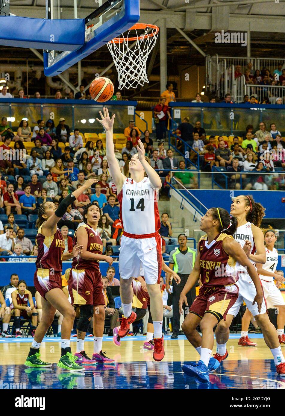 Toronto 2015 Pan Am o Pan American Games, donne basket: Katherine Plouffe (14) dal team Canada spara il secchio avversario e segna due punti Foto Stock