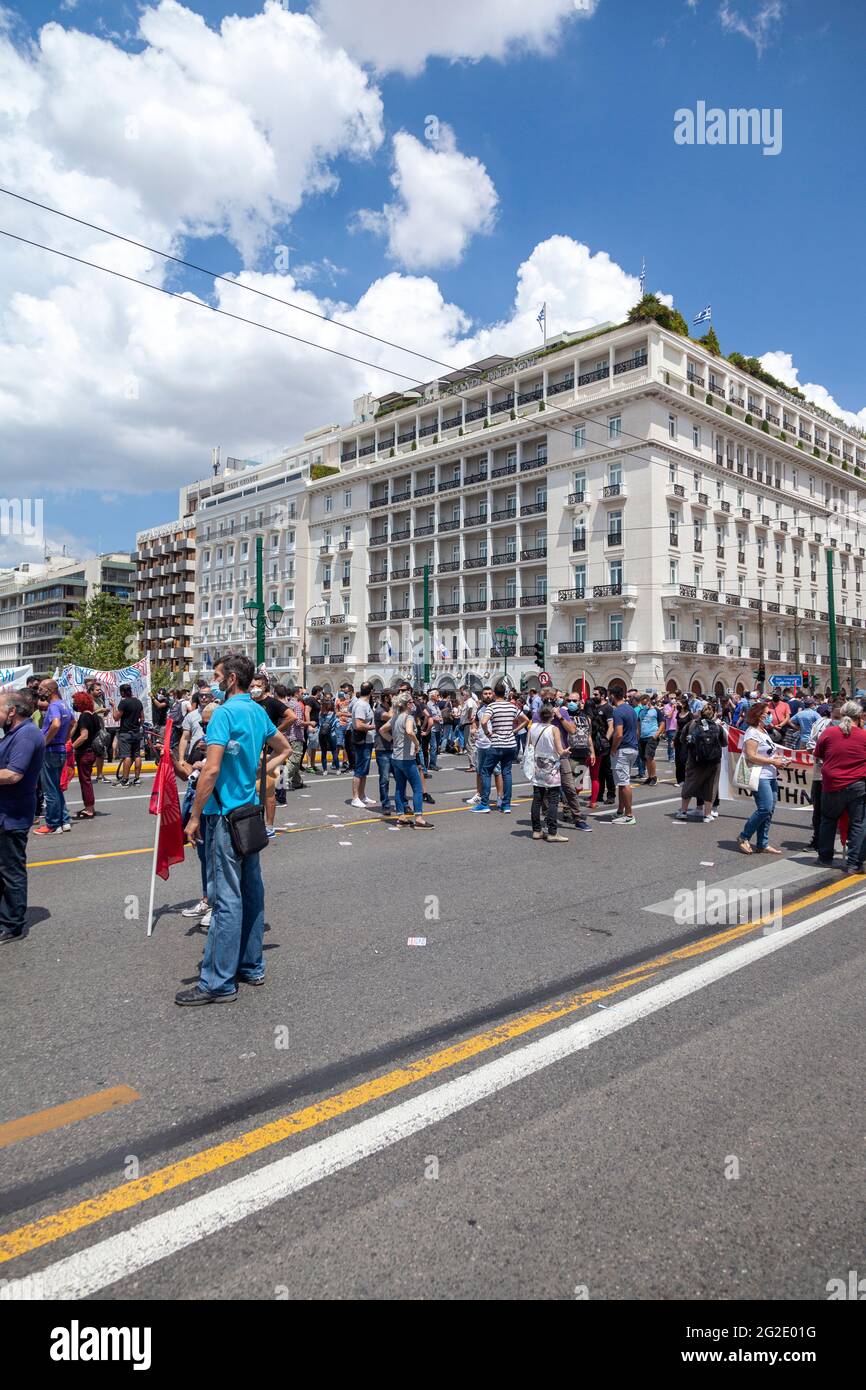 Manifestanti durante lo sciopero generale ad Atene, Grecia, il 10 giugno 2021, contro la nuova legge sul lavoro del governo conservatore. Foto Stock