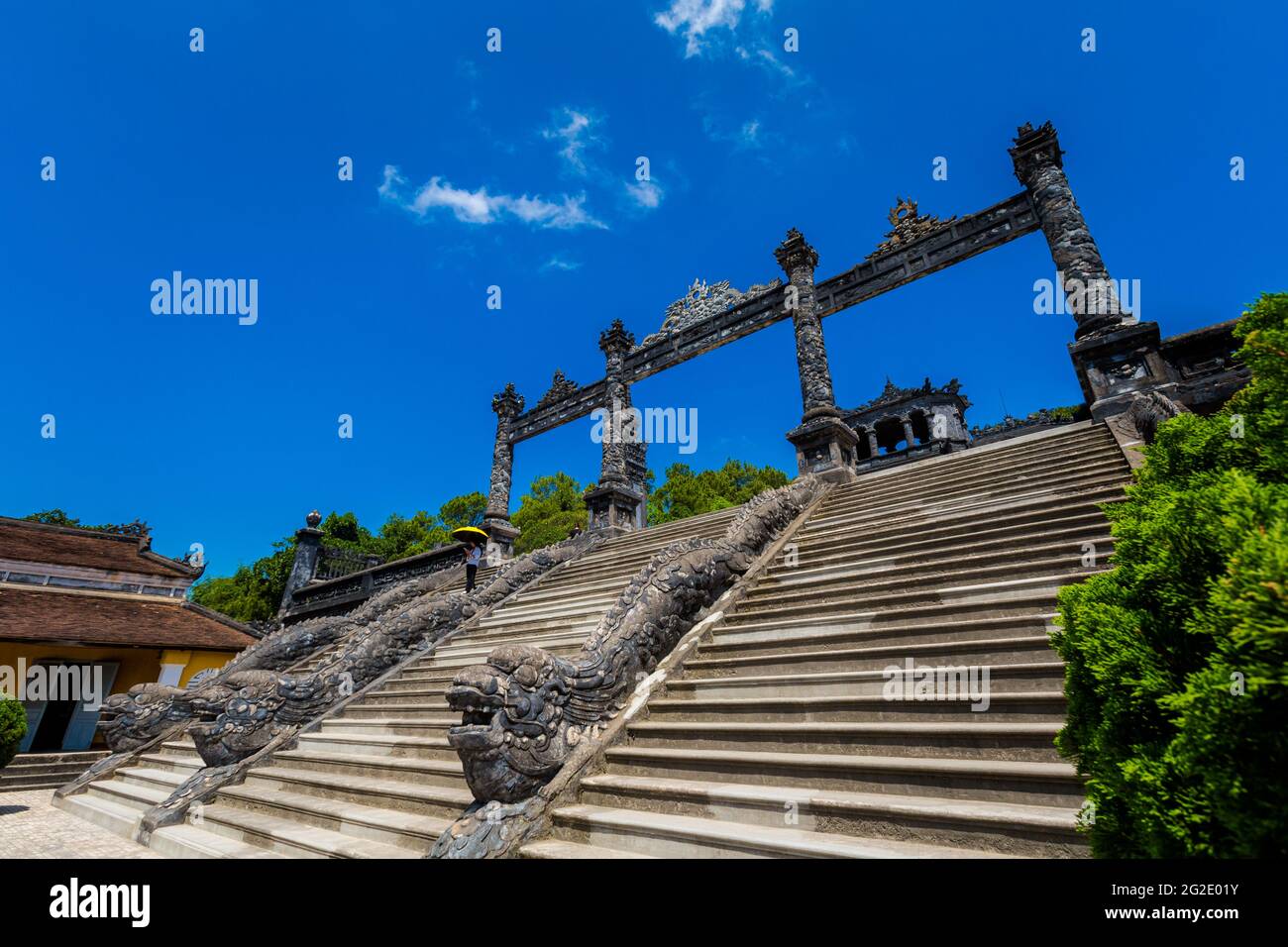 Bella foto di architettura del mausoleo imperatore Khai Dinh, Hue, Vietnam. Luogo popolare dei visitatori senza turisti. Foto Stock