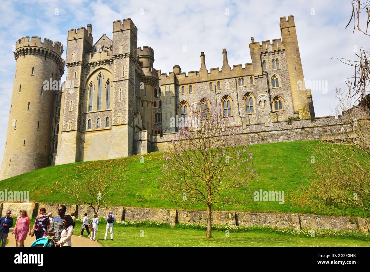 Arundel Castle, Arundel, West Sussex, durante l'annuale Festival dei tulipani, che mostra la posizione elevata del castello Foto Stock