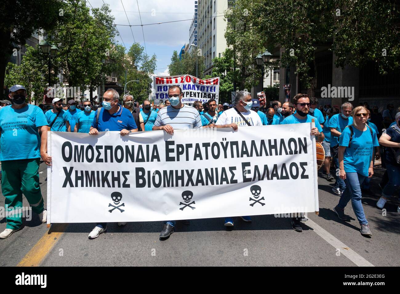 Manifestanti della Federazione dei dipendenti dell'industria chimica della Grecia durante il raduno contro il nuovo Labour Bill del governo conservatore Foto Stock