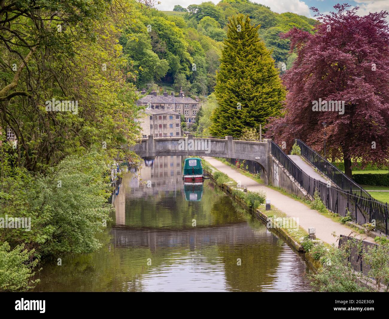 Passerella che attraversa il canale Rochdale, Hebden Bridge, West Yorkshire, Regno Unito Foto Stock