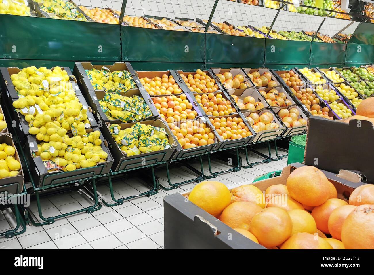 Frutta fresca in un supermercato. Centro commerciale Foto Stock