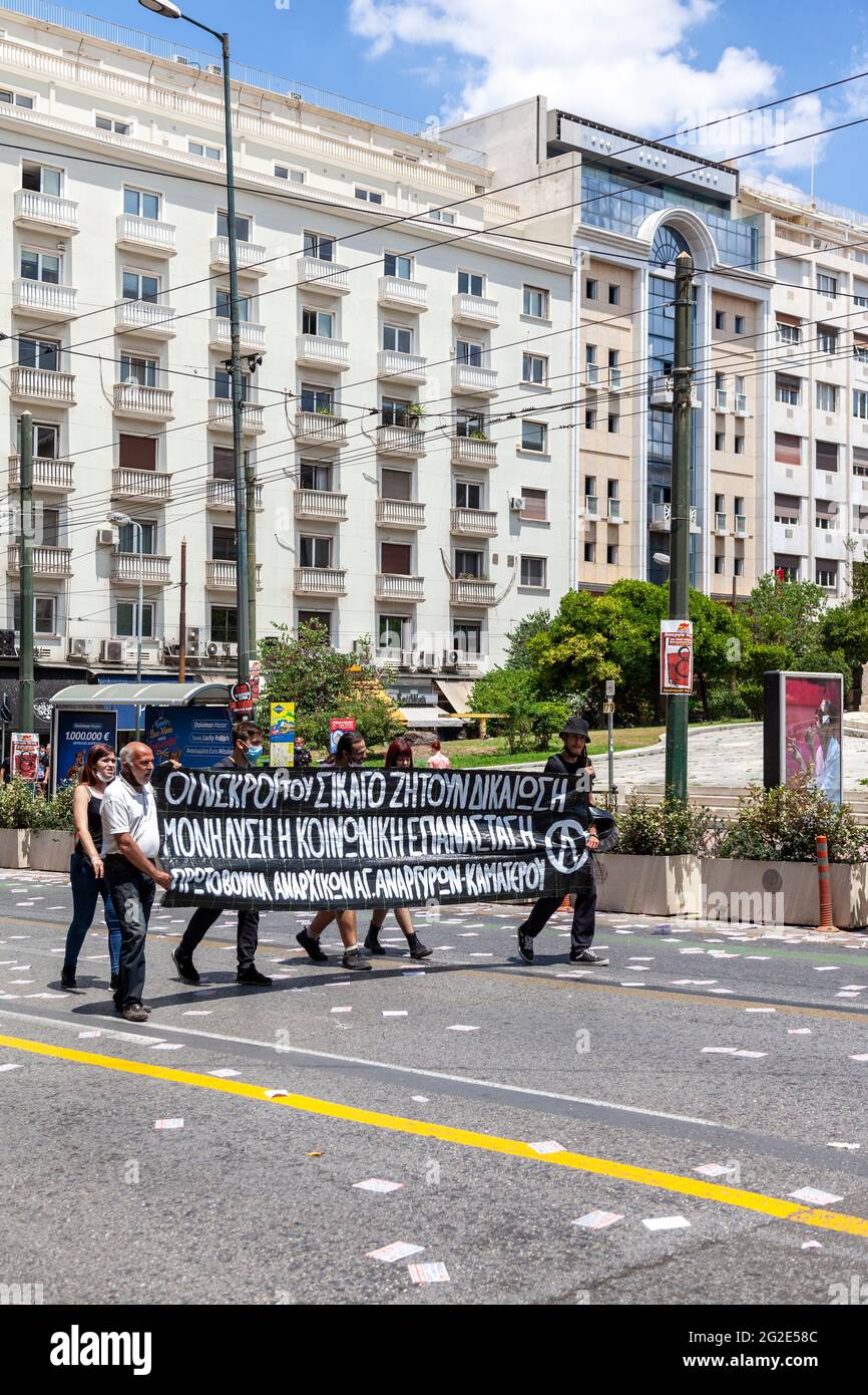 Manifestanti anarchici durante lo sciopero generale ad Atene contro il Labour Bill del governo conservatore di Nea Dimokratia in Grecia. Foto Stock
