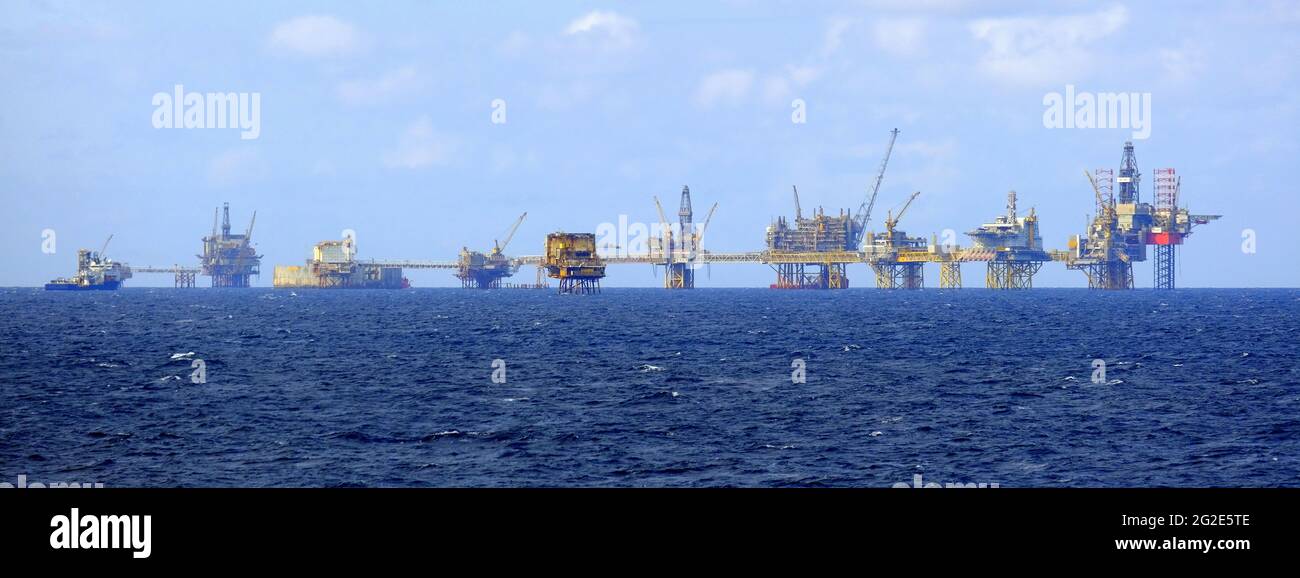 EUROPA; NORTH SEA PETROLIO RIGS TRA NORVEGIA E SCOZIA Foto Stock