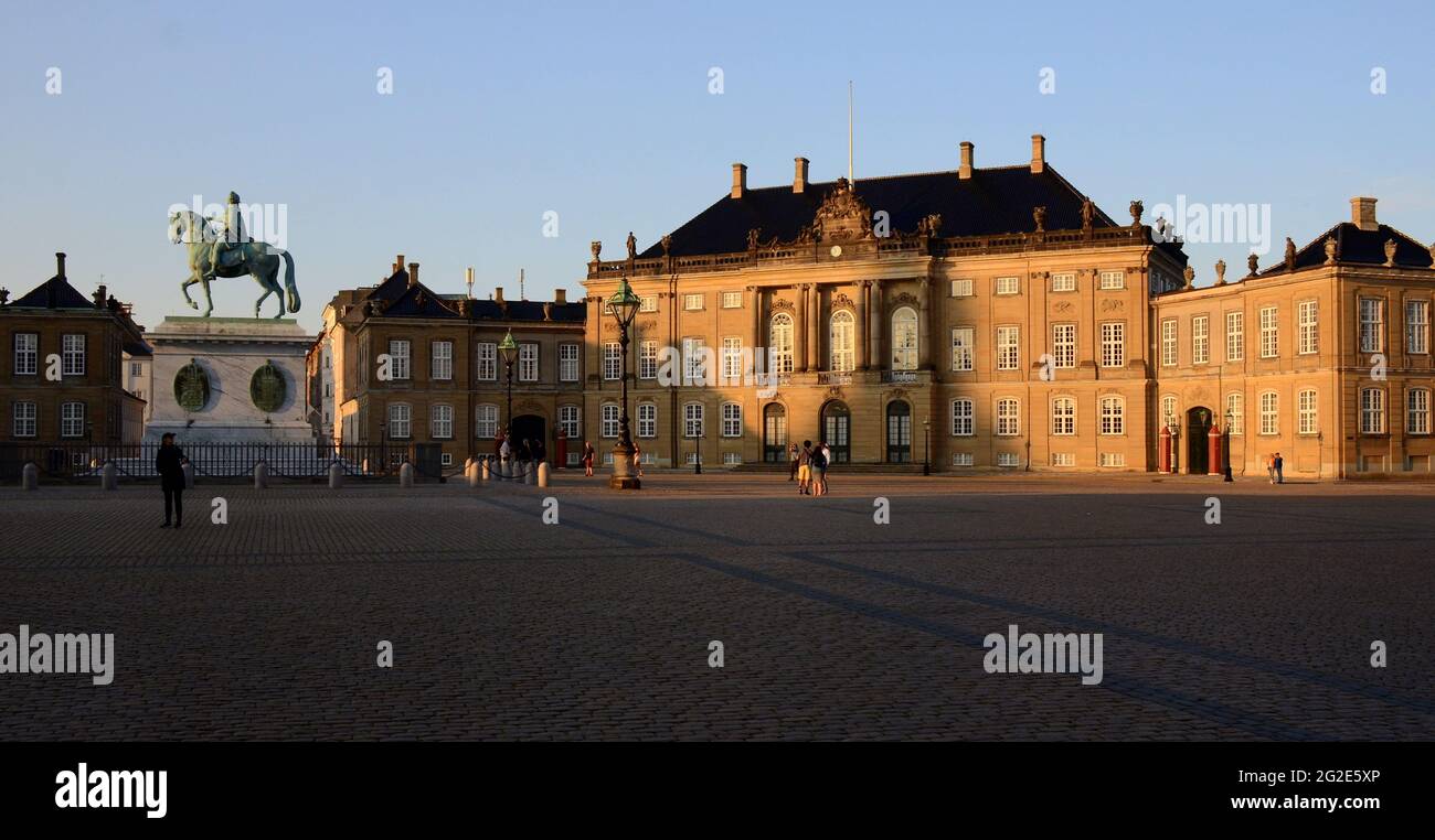 COPENHAGEN, DANIMARCA; AMALIENBORG SLOTSPLADS, RESIDENZA INVERNALE DELLA REGINA; STATUA DI FREDERIK IV Foto Stock