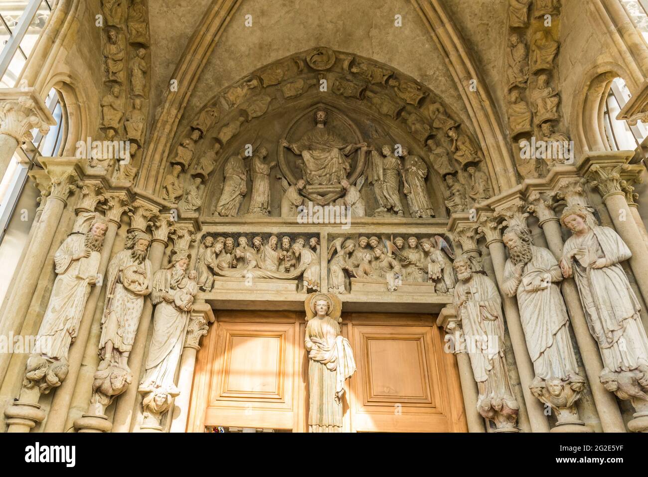 LOSANNA, SVIZZERA - 10 OTTOBRE 2020: Cattedrale di Notre Dame di Losanna interno, una chiesa situata nella città di Losanna, nel cantone di Vaud Foto Stock