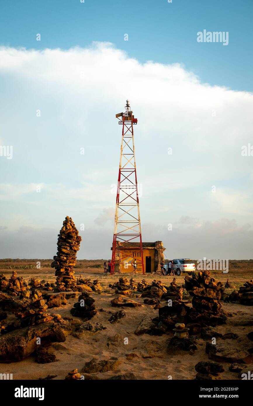 Uribia, la Guajira, Colombia - Maggio 27 2021: Torre di metallo conosciuta come il Faro de Punta Gallinas (Faro di Capo gallina), la punta più settentrionale del Sud Amer Foto Stock