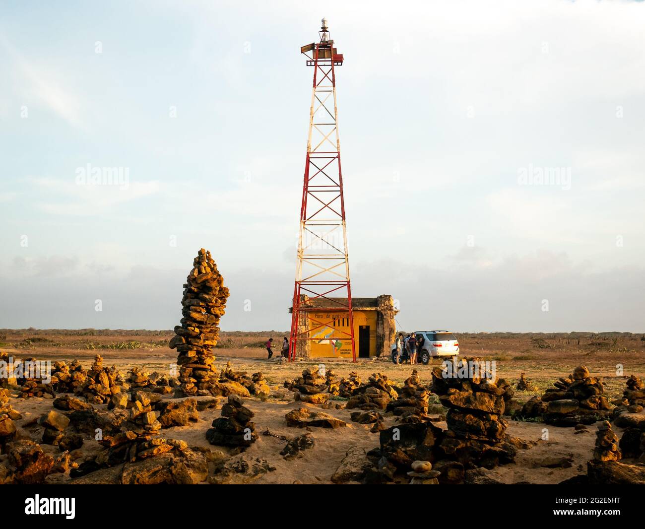 Uribia, la Guajira, Colombia - Maggio 27 2021: Torre di metallo conosciuta come il Faro de Punta Gallinas (Faro di Capo gallina), la punta più settentrionale del Sud Amer Foto Stock