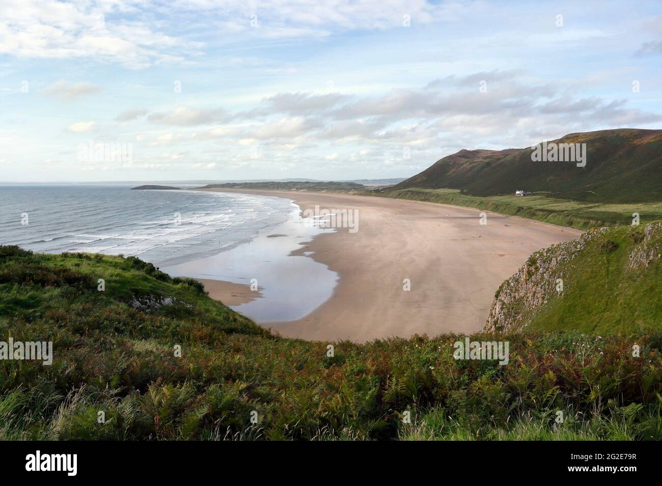 Rhossili Beach sulla penisola di Gower, Galles, Regno Unito, costa gallese, paesaggio della costa britannica, vista panoramica della spiaggia e del cielo Foto Stock