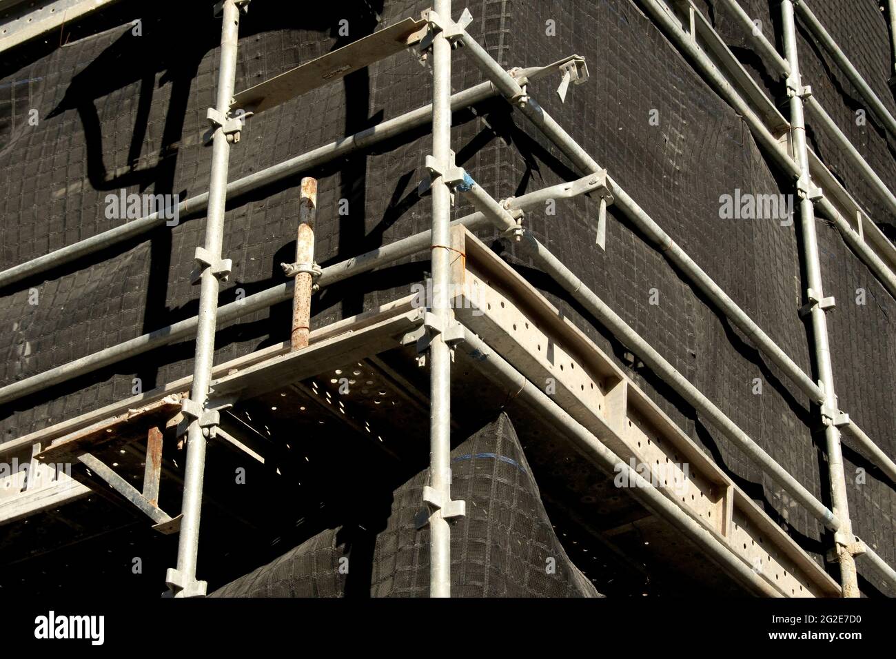 2 maggio 2021. Avanzamento della costruzione. Impalcature e reti di sicurezza dettaglio foto closeup su nuove unità di casa al 56-58 Beane St. Gosford. Australia. Foto Stock