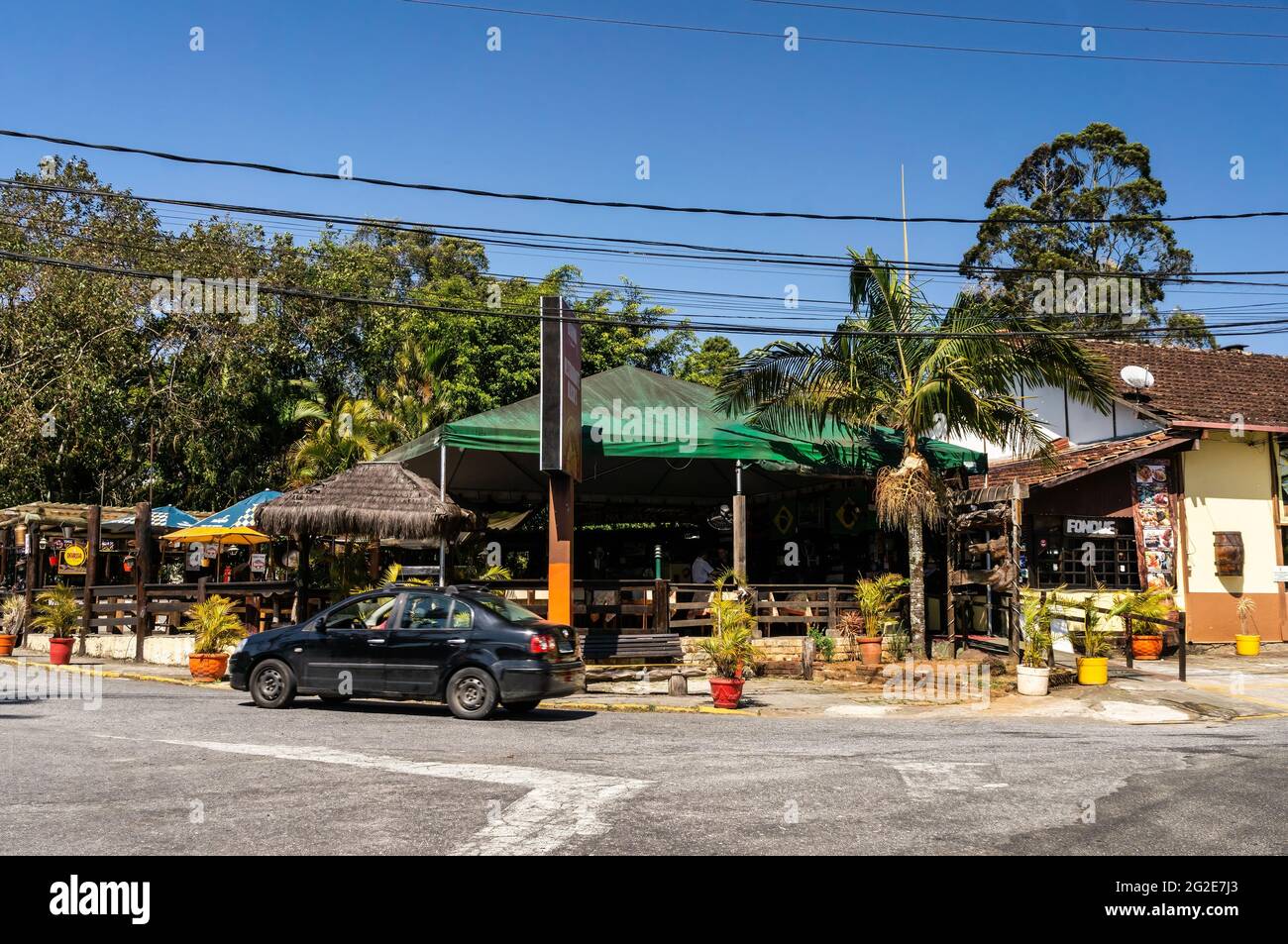 La taverna di Ocilio sotto il cielo azzurro e soleggiato. Pub situato all'angolo di Castro Alves strada e Hercilio Ferreira dos Santos Avenue. Foto Stock