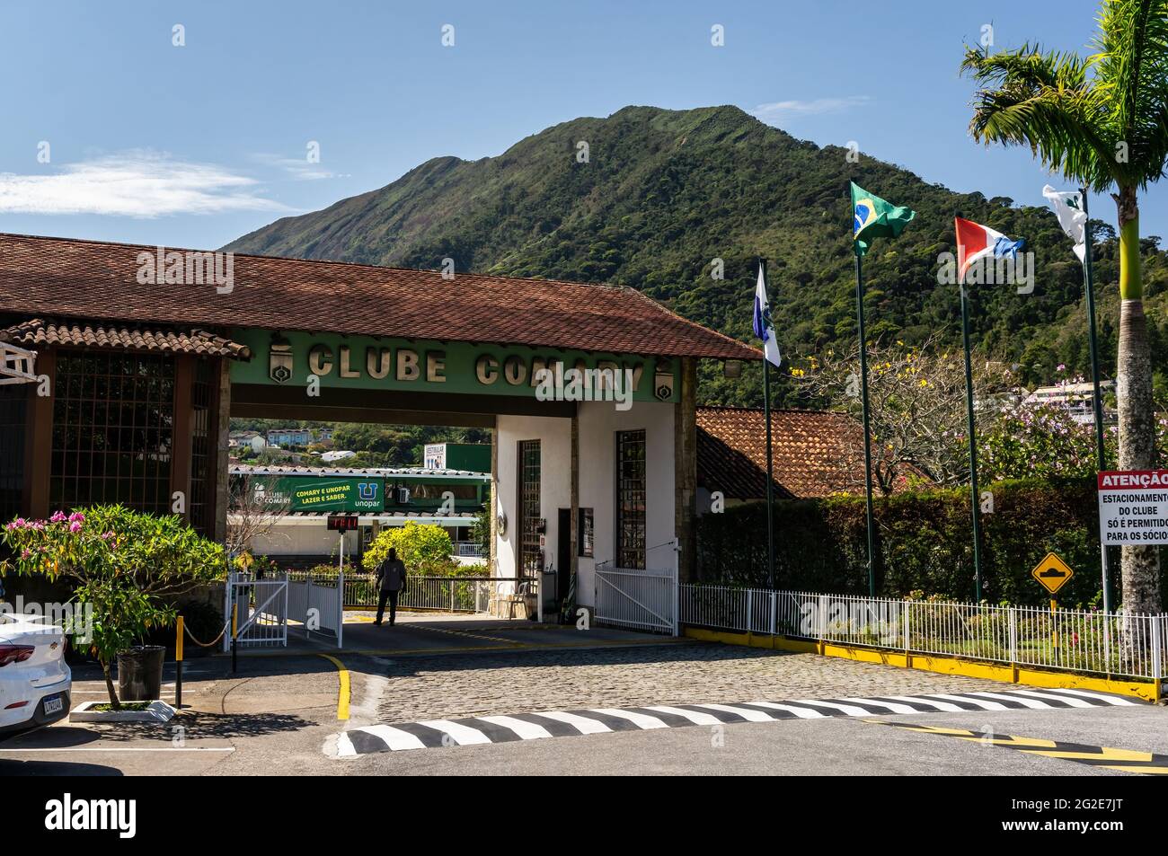 Il cancello d'ingresso e la cabina di sicurezza del club sportivo Clube Comary si trova sul viale Hercilio Ferreira dos Santos, vicino al complesso della Comaria Granja. Foto Stock