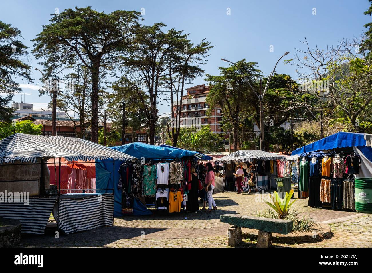 Persone a piedi e curiosare oggetti in vendita in Alto Fair, un mercato pubblico situato nei dintorni di piazza Higino da Silveira, Alto quartiere. Foto Stock