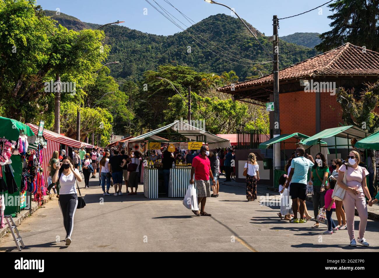 Persone a piedi e curiosare oggetti in vendita in Alto Fair, un mercato pubblico situato nei dintorni di piazza Higino da Silveira, Alto quartiere. Foto Stock