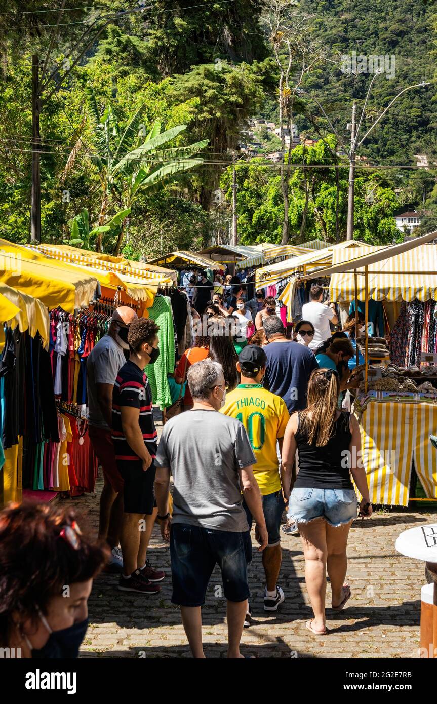 Un corridoio affollato pieno di clienti in Alto Fair, un mercato pubblico situato nei dintorni di piazza Higino da Silveira, quartiere Alto. Foto Stock