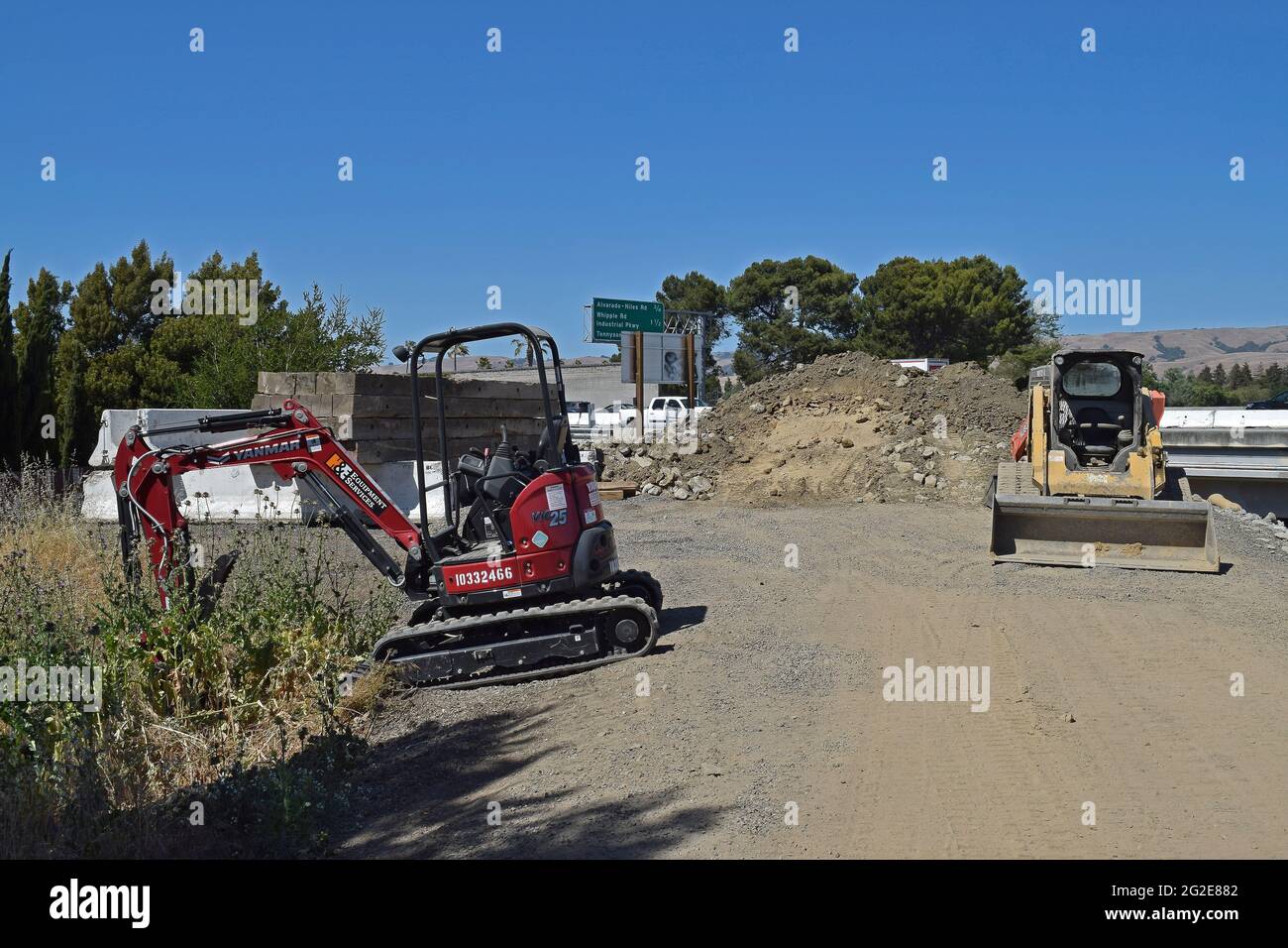 Trattori per lavori stradali, barriere in calcestruzzo, legno, lungo la superstrada 880 in California nel 2021 Foto Stock
