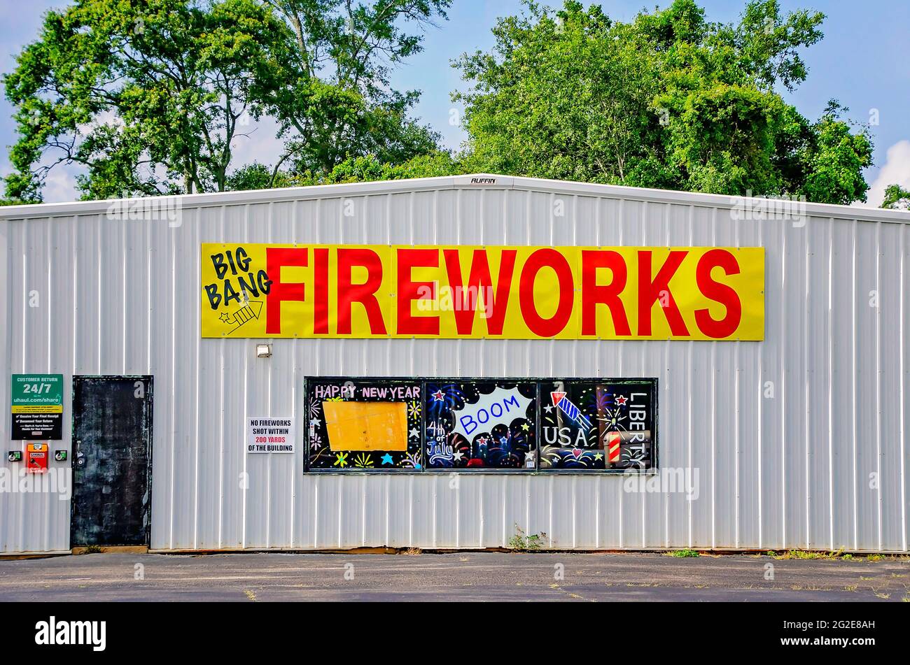 Big Bang Fireworks è raffigurato, 9 giugno 2021, a Theodore, Alabama. Gli stand dei fuochi d'artificio a bordo strada sono una vista popolare nel sud degli Stati Uniti. Foto Stock
