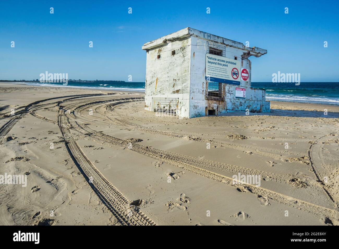 Storico resto della seconda Guerra Mondiale del posto di osservazione Nord, un bunker di cemento sulla spiaggia oceanica di Bribie Island, il Parco Nazionale di Bribie Island, Moreton Bay Foto Stock