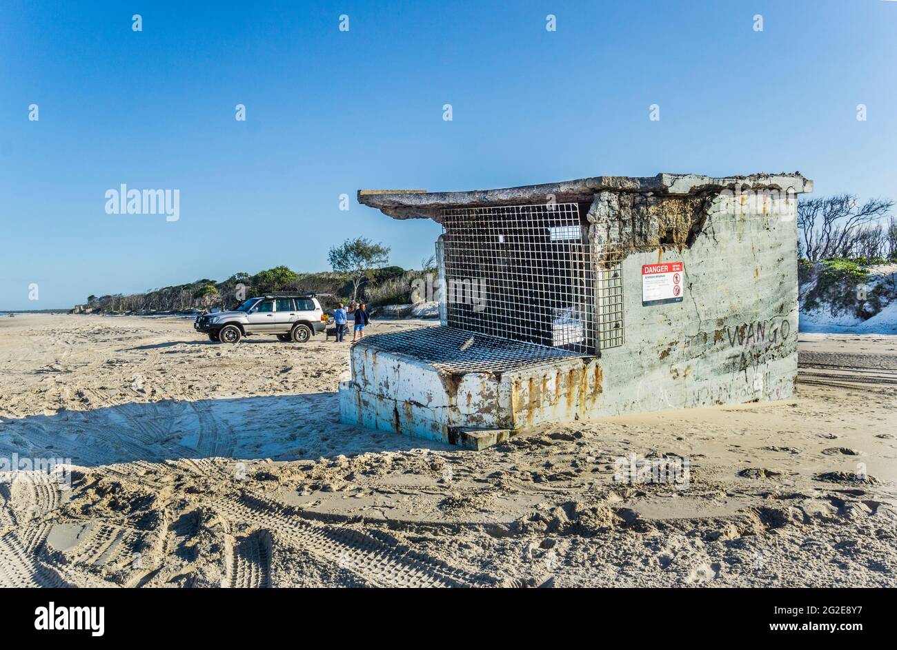 Storico resto della seconda Guerra Mondiale del posto di osservazione Nord, un bunker di cemento sulla spiaggia oceanica di Bribie Island, il Parco Nazionale di Bribie Island, Moreton Bay Foto Stock