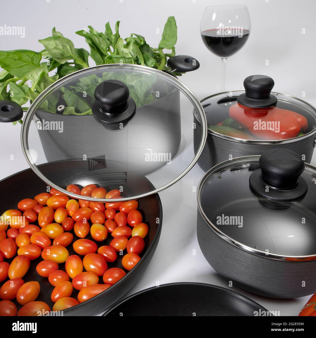 utensili da cucina - Set di pentole antiaderenti con coperchi in vetro;  foto su sfondo bianco Foto stock - Alamy