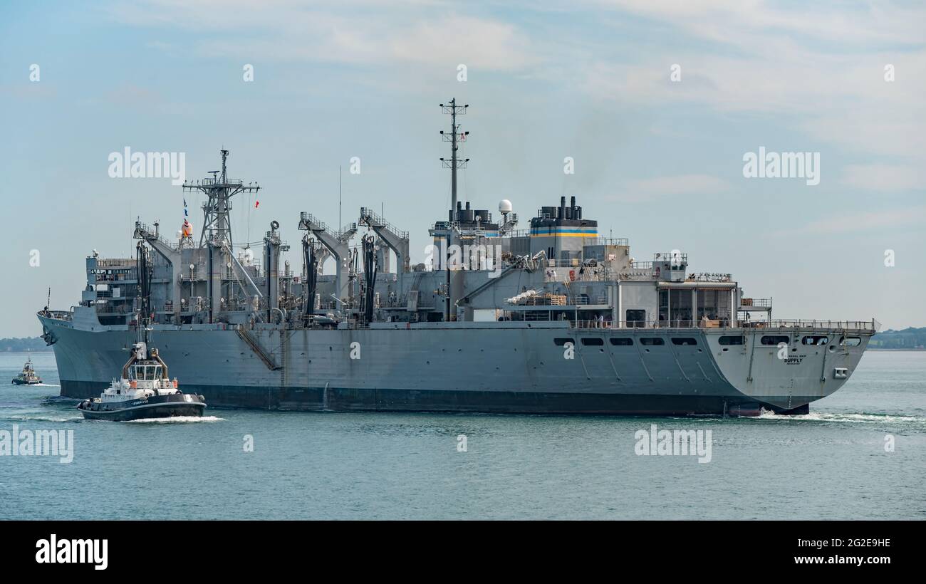 Il 7 giugno 2021 la nave di supporto del combattimento veloce USNS Supply a Military Sealift Command partì a Portsmouth, Regno Unito. Foto Stock