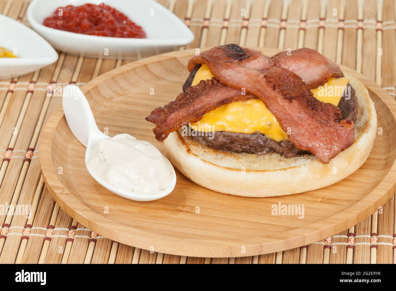 Gustoso hamburger americano con uova di carne e pancetta. Foto Stock